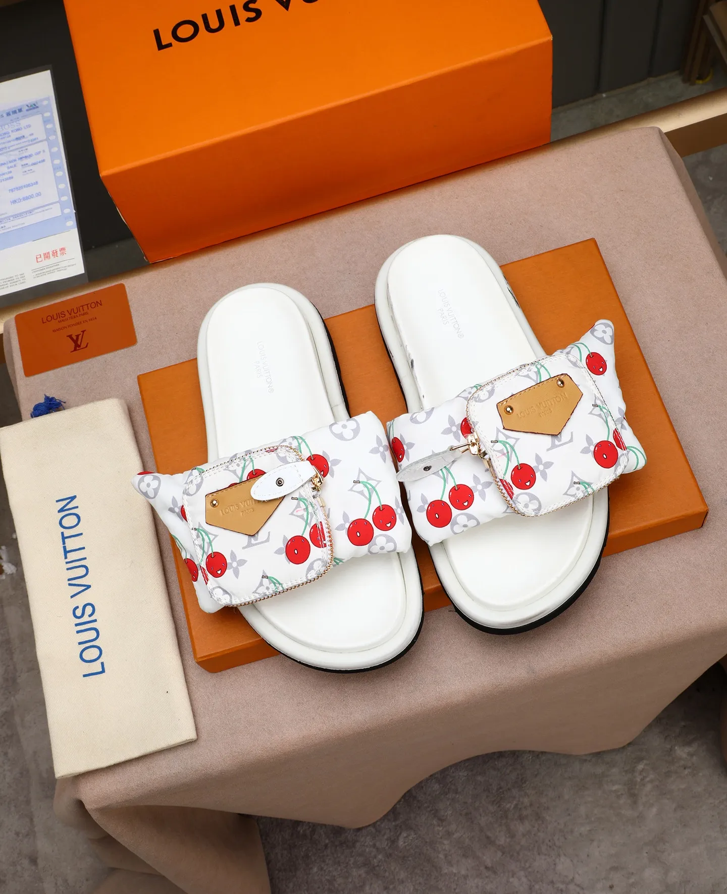 PP400 couple model with drawer box [LOUIS VUITTON] Louis Vuitton, the latest LV official website printed wallet and men's and women's slippers🔥🔥🔥 are now on the market. The drawer box is packed with cloth bags and cards. The upper pattern looks very soft and waxy, and it is a super versatile leg slimming tool. Fabric: Imported denim/down silk cotton embossed, official website pattern printing, lining: water-dyed sheepskin down filling, comfortable to wear, feet: high elastic PU water table. Sole: foam sole, heel height: about 5cm. Size 35-46, 35, 45 and 46 are custom-made and cannot be returned or exchanged. Color: multiple colors available.